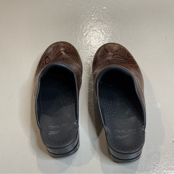Dansko Women’s clogs Size 37 Brown Tooled Clogs Embossed Floral Nursing Shoes - Picture 3 of 8